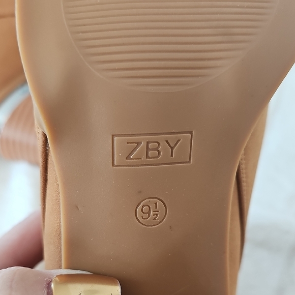 Elegant Tan Ankle Boots with Silver Detail - Picture 8 of 8